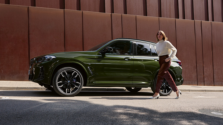 BMW X3 M40i G01 LCI Facelift 2021 Malachite Green metallic side view with female model