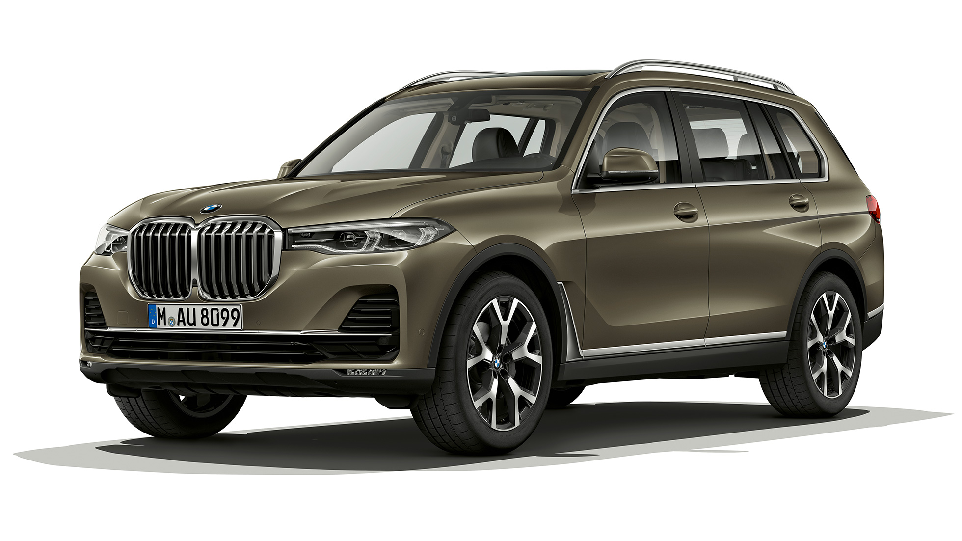 Studio shot of the BMW X7 three-quarter front view in Vermont bronze