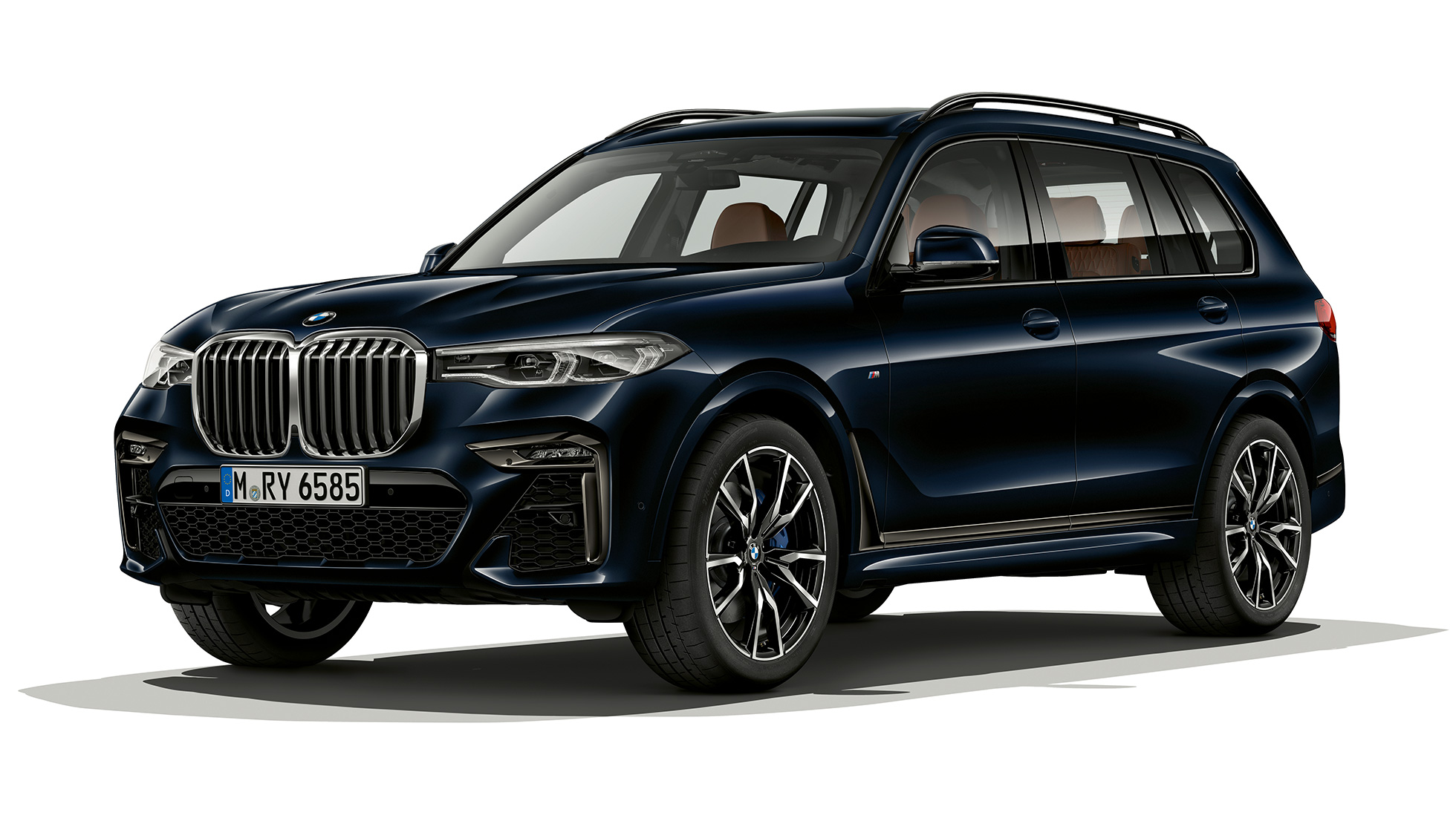 Studio shot of the BMW X7 three-quarter front view in M Sport Package